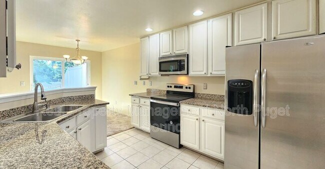 Building Photo - 10030 Holly Dr