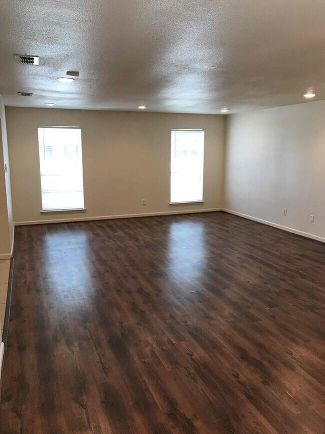 Building Photo - 1217 Meadow Creek Dr