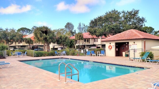 Building Photo - Seasonal Short-Term First Floor 2-Bedroom 2-Bathroom Condo located in Englewood!