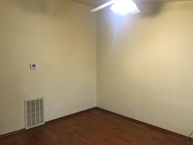 Building Photo - 587 NW Buddy Ln