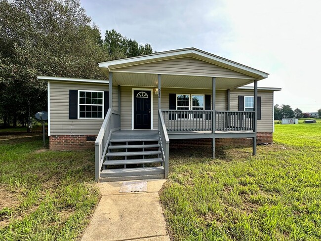 Building Photo - 3 Bedroom/2 Bathroom Home Located in Brace...