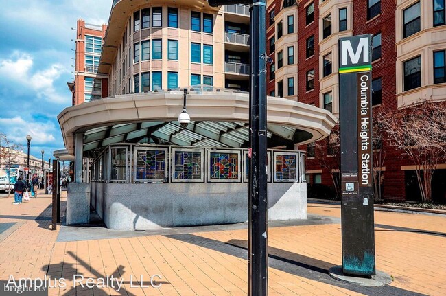 Foto del edificio - 3 br, 2 bath House - 2750 14th St NW Unit 403