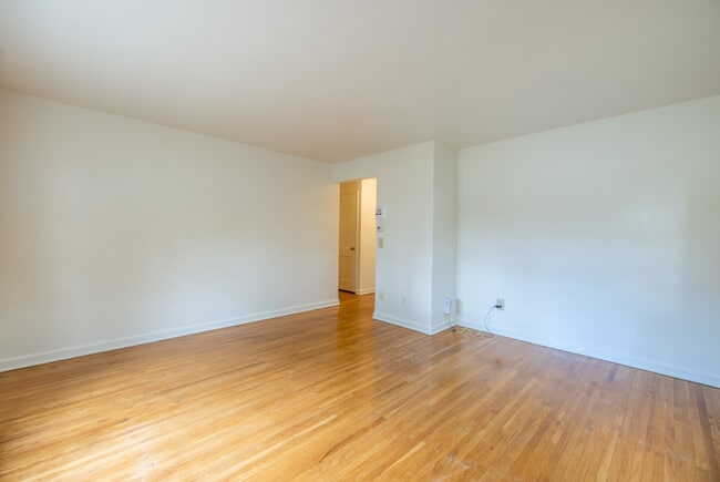 Living Area - Elmwood Manor Apartments and Townhouses