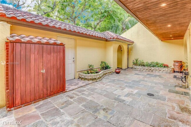 Building Photo - 3878 Alcantara Ave
