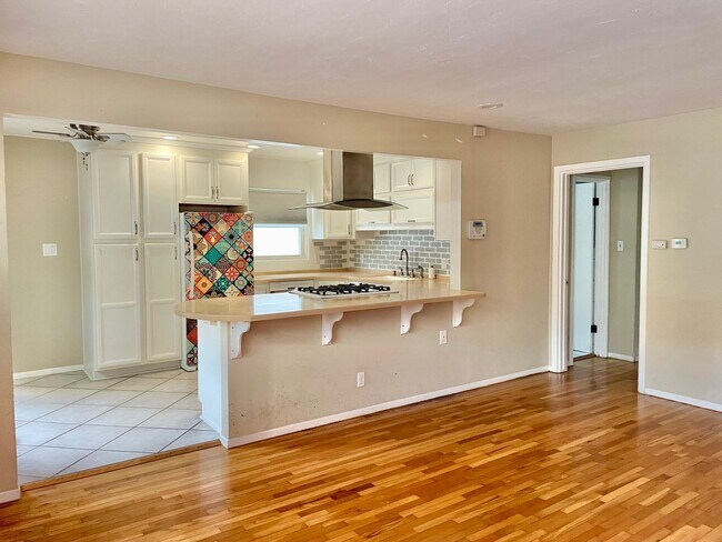 Building Photo - Gorgeous home in a hidden valley with extr...