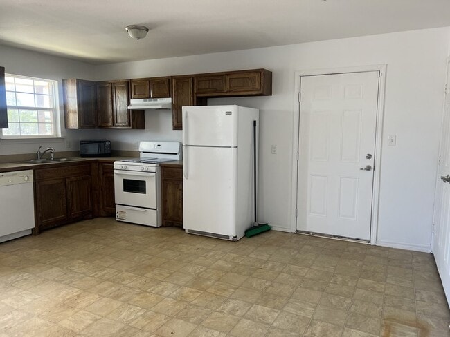 Building Photo - 810 W 10th St