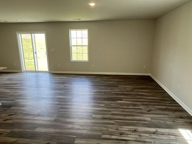 Building Photo - Brand New 4 Bed Home in University Area