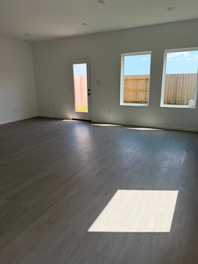 Building Photo - 2144 Salinas Dr