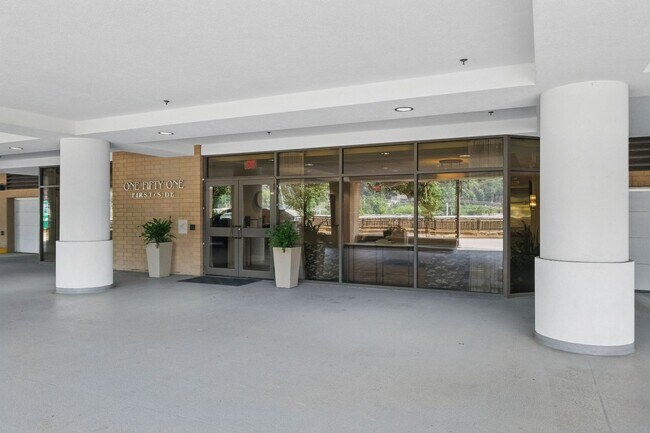 Foto del edificio - Welcome to Downtown Living with a view