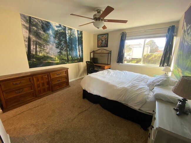 Foto del edificio - Large 3 bedroom, 2 bathroom peaceful condo