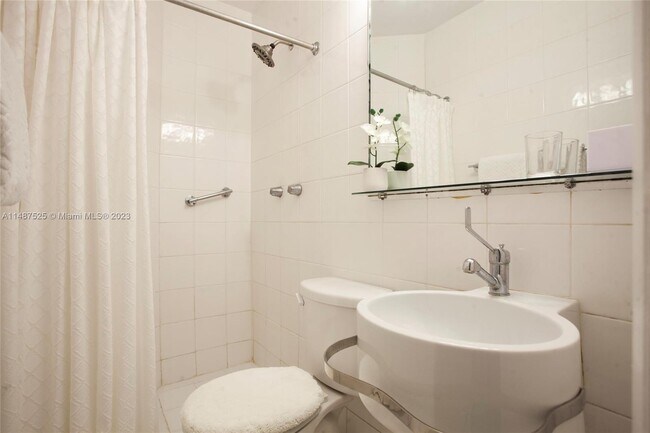 Foto del edificio - 4720 Pine Tree Dr