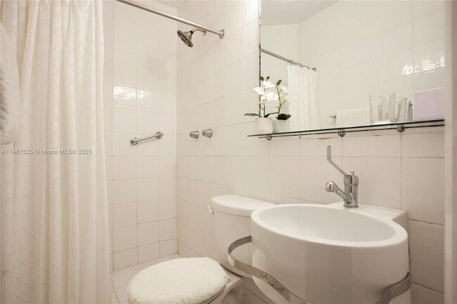 Building Photo - 4720 Pine Tree Dr