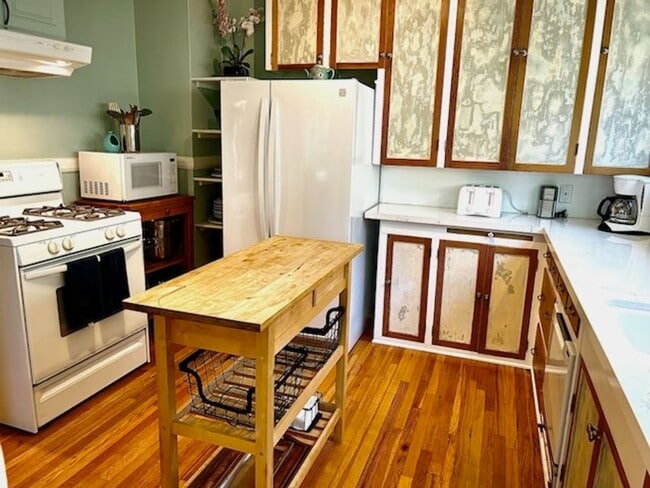 Building Photo - Fully Furnished Tranquil Downtown Home - Available Now!