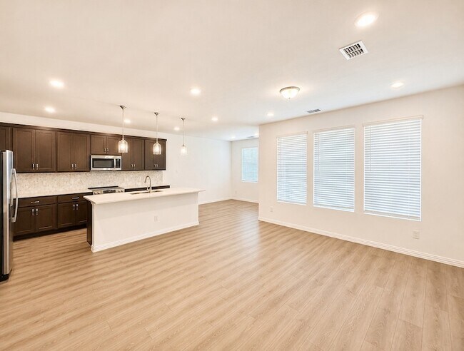 Building Photo - 715 Roanoke Dr