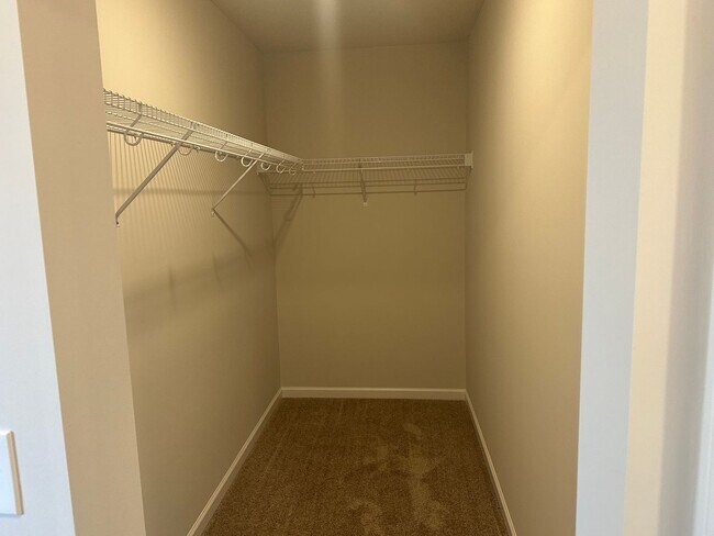Foto del edificio - 3 Bed +Den Nearly Brand New $2500