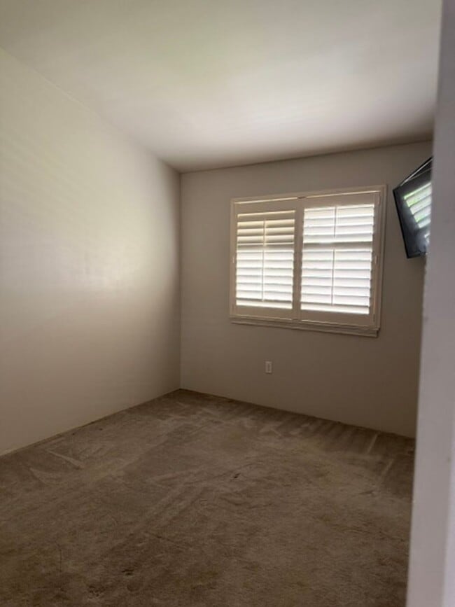 Building Photo - 654 Meakanu Ln