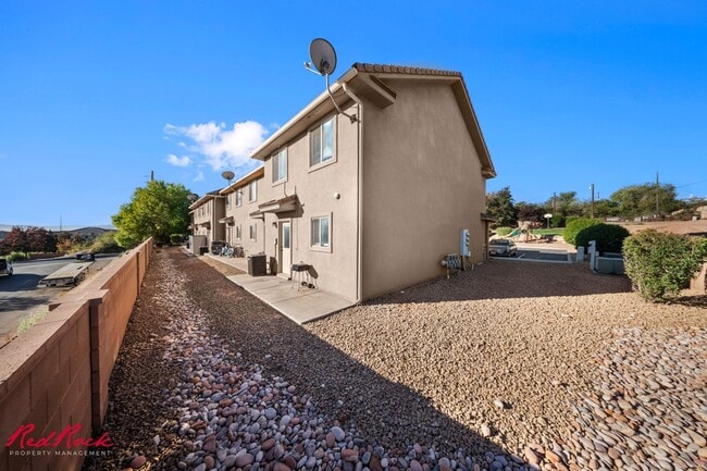 Foto del edificio - Adorable 3 Bedroom End Unit Townhome!