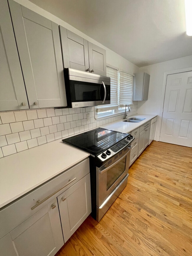 Building Photo - 711 Monroe Dr