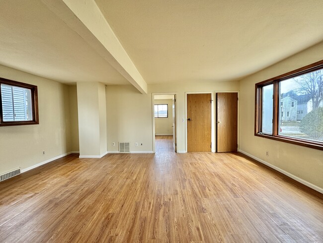 Building Photo - 1027 Saint Clair Ave