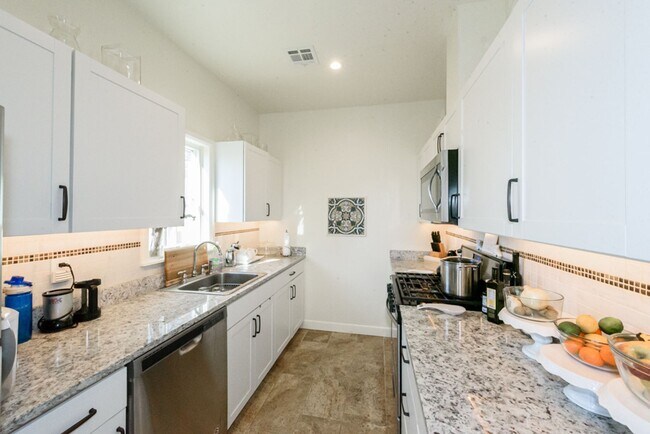 Building Photo - Carriage Styled Apartment