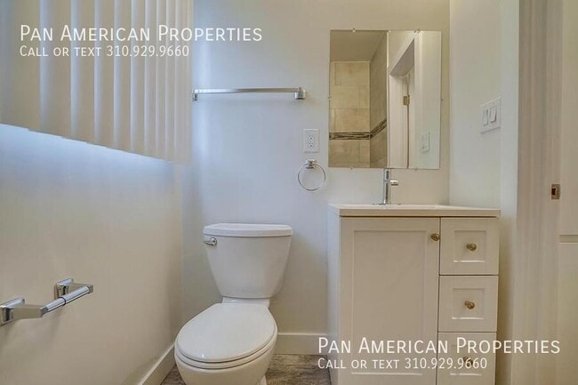 Building Photo - 447 1/2 W 4th St-A