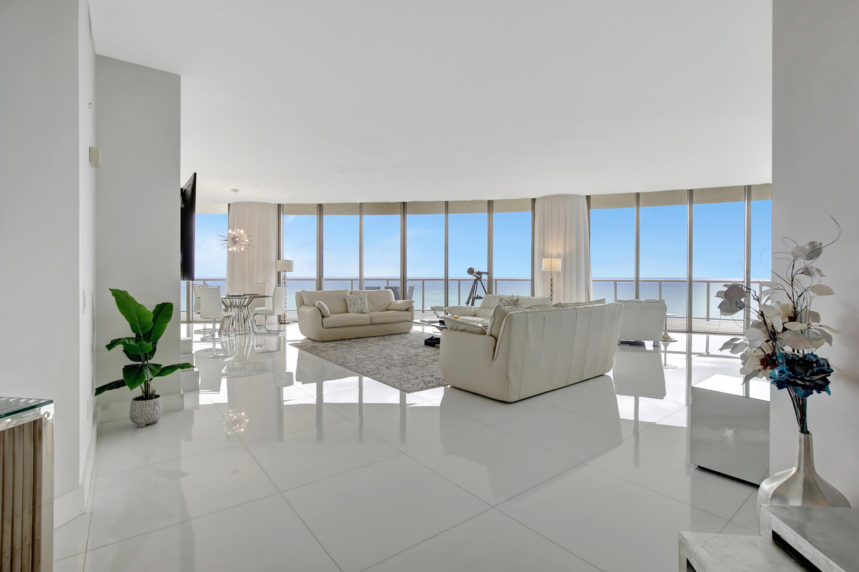 Foto principal - 9703 Collins Ave