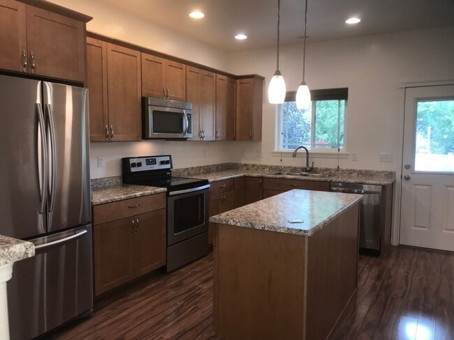 Foto del edificio - Three bed, two bath Ashland home for rent | Available June