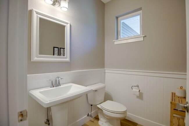 Building Photo - 311 Femrite Dr
