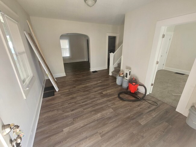 Building Photo - 915 E Albert St