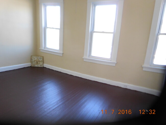 Foto del edificio - 829 E Patapsco Ave