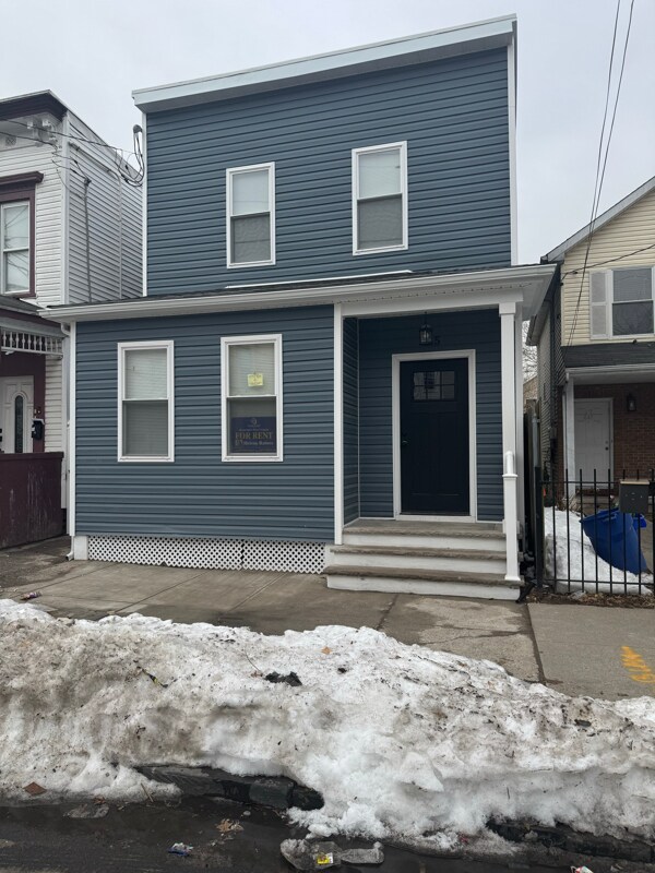 Building Photo - 445 S 17th St