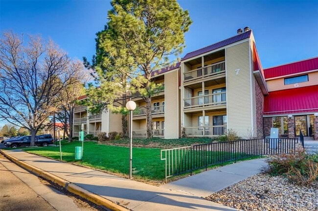 Building Photo - 14740 E Kentucky Dr