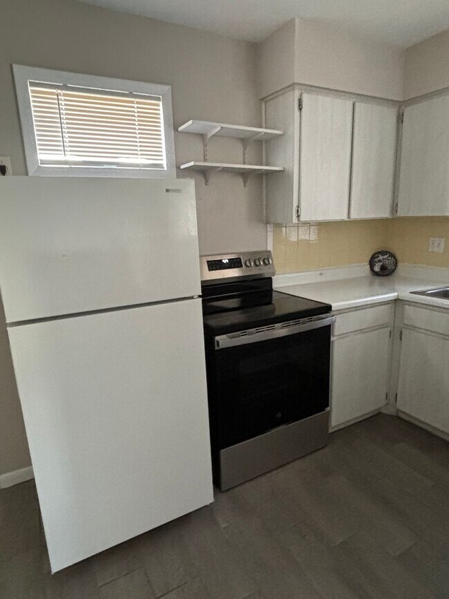 Building Photo - ONE BEDROOM DUPLEX IN ZEPHYRHILLS