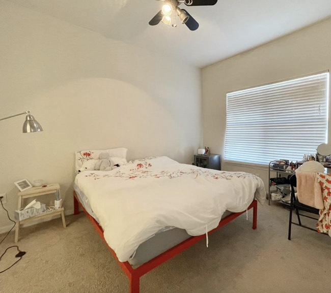 Building Photo - 2Bed/2Bath Available in August!