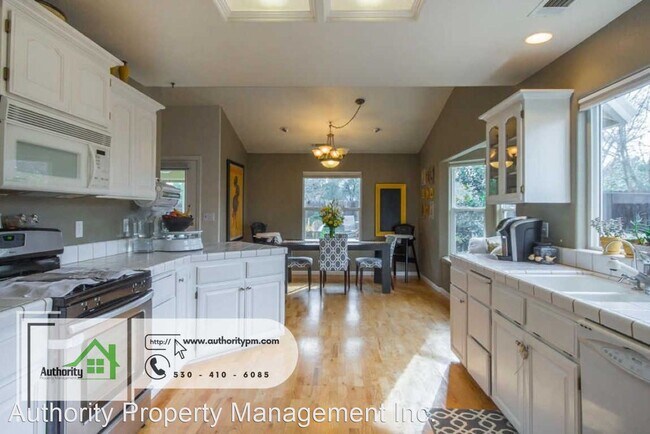 Foto del edificio - 3 br, 2 bath House - 1965 Yahi Ln.