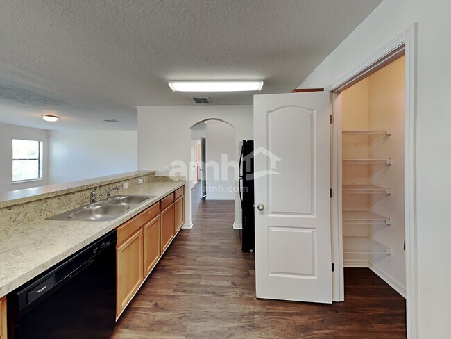 Foto del edificio - 750 Chatham Walk