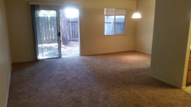 Foto del edificio - 3716 Churn Creek Rd