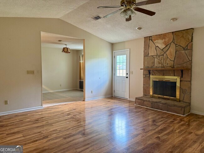 Building Photo - 104 Woodcarver Trail