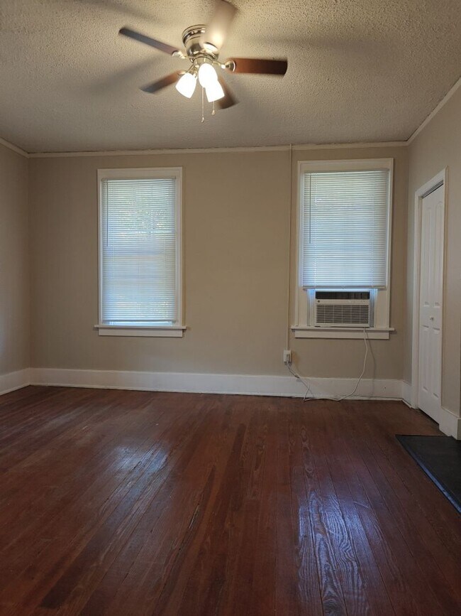 Foto del edificio - One Month's Free Rent!