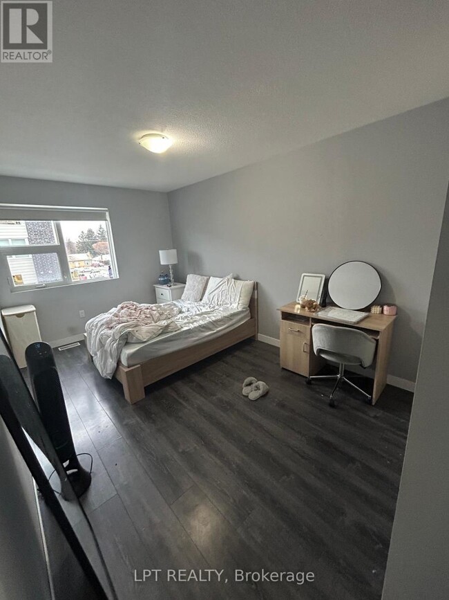 Building Photo - 338 Albert St