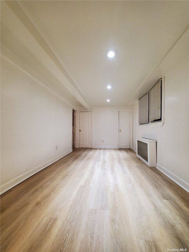 Foto del edificio - 2866 E 197th St