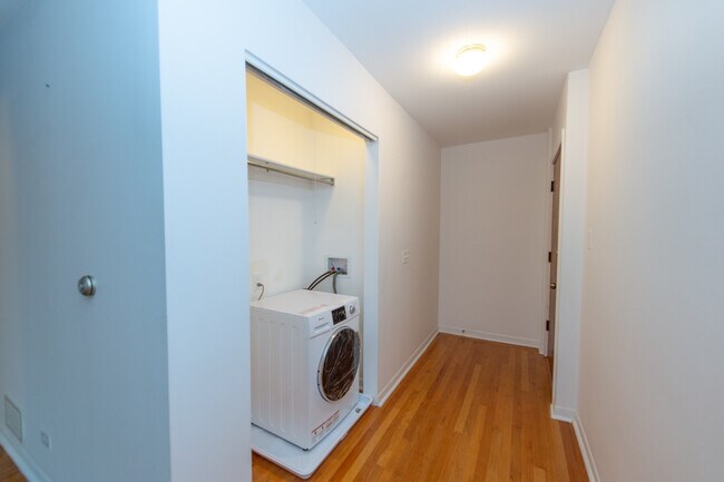 Foto del edificio - 5222 W Belmont Ave