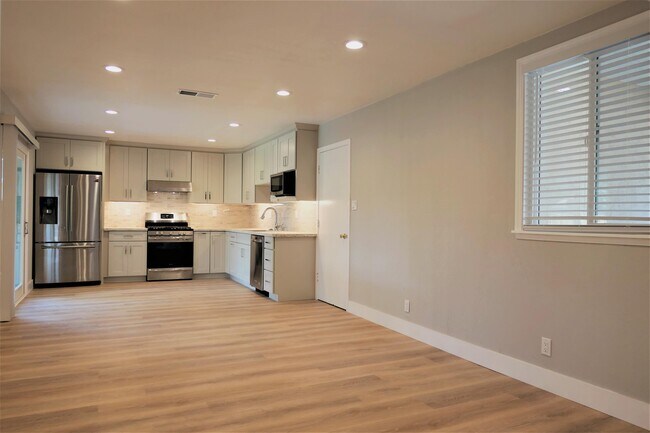 Building Photo - 460 Cheyenne Ln
