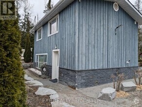 Building Photo - 4 Blanche Ln