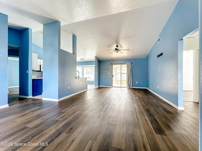 Foto del edificio - 1662 Hawksbill St NW