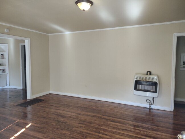 Building Photo - MOVE IN SPECIAL!**** 1/2 OF 1ST MONTH RENT...