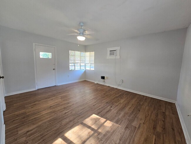 Foto del edificio - Cute Studio Duplex in Downtown Sarasota Available Now!