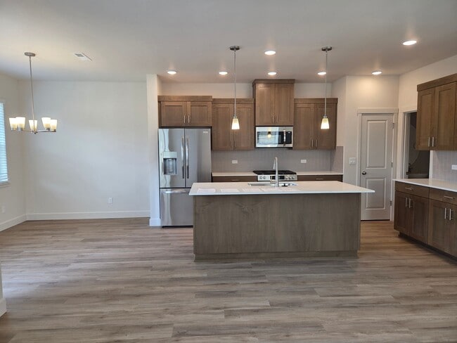 Building Photo - Brand New 3 bdrm 2 1/2 bath townhouse