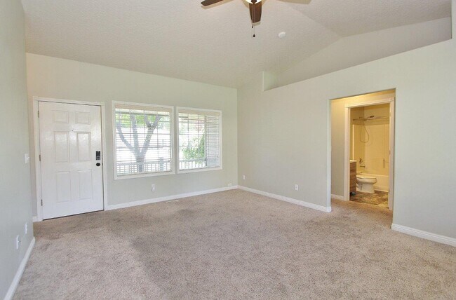 Foto del edificio - 705 Spruce Creek Dr