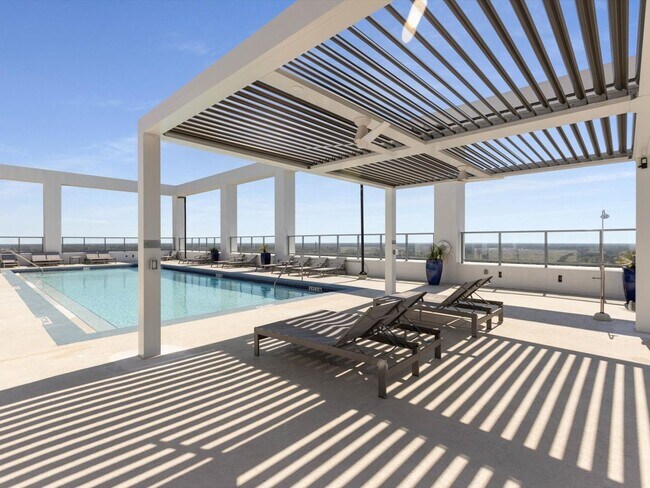 Foto del edificio - *PENDING* Large Corner Unit at STAR TOWER!